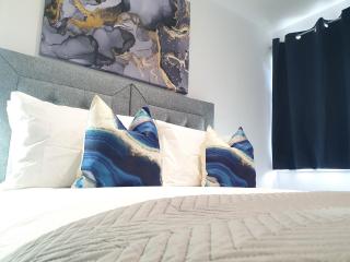 Lovely 2 - Cozy Retreat Modern 2-Bedroom Flat in Bedfordshire with Fully-Equipped Kitchen and Relaxing Living Space - Biggleswade - 1