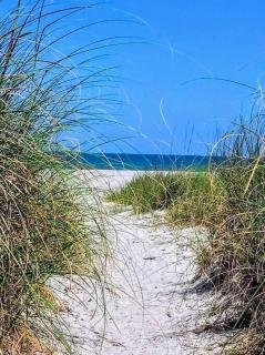 Luxury 2/2 private oasis w/Hot Tub walk to Beach - Cape Canaveral - 6