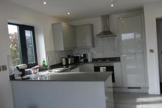 Lovely & Spacious 2-Bedroom Apartment with Balcony and Free Parking - 2