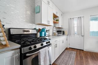 The Green Haven, 1 Minute Walk to the Beach and Restaurants, King Beds, Beach Amenities - 1