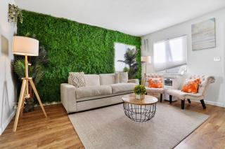 The Green Haven, 1 Minute Walk to the Beach and Restaurants, King Beds, Beach Amenities - 0