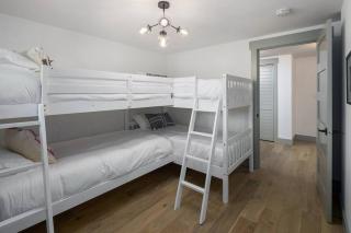 Casa Las Nubes NEW! Whatcom Lakefront Cabin/HotTub - Bellingham - 4