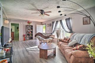 Pet-Friendly Midway Abode with Yard and Fire Pit! - - 0