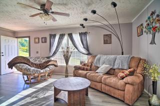 Pet-Friendly Midway Abode with Yard and Fire Pit! - - 6