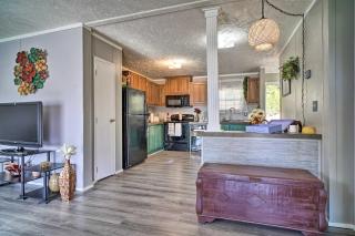 Pet-Friendly Midway Abode with Yard and Fire Pit! - - 4
