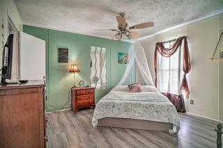 Pet-Friendly Midway Abode with Yard and Fire Pit! - - 1