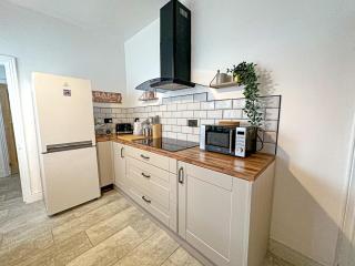 Central House with Pool Table, Free Parking, Super-Fast Wifi and Smart TV with Virgin TV and Netflix by Yoko Property - Northampton - 4