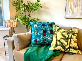 Brand New 2022 Beautiful & Stylish 2 Bedroom Apartment! - 5 Minute Walk to the Best Beach! - Great Location - FREE Parking - Fast WiFi - Smart TV - sleeps up to 4! Close to Bournemouth & Poole Town Centre & Sandbanks - 5