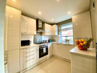 2 Min Walk to the Best Beach! Stunning Newly Refurbished Stylish 2 Bedroom Apartment! - Great Location - FREE Parking - Fast WiFi - Smart TV - sleeps up to 4! Close to Bournemouth & Poole Town Centre & Sandbanks - Bournemouth - 8