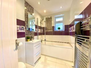 2 Min Walk to the Best Beach! Stunning Newly Refurbished Stylish 2 Bedroom Apartment! - Great Location - FREE Parking - Fast WiFi - Smart TV - sleeps up to 4! Close to Bournemouth & Poole Town Centre & Sandbanks - Bournemouth - 2