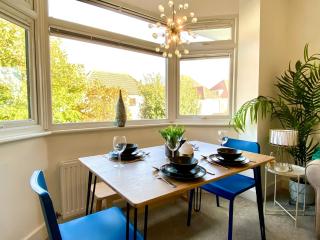 2 Min Walk to the Best Beach! Stunning Newly Refurbished Stylish 2 Bedroom Apartment! - Great Location - FREE Parking - Fast WiFi - Smart TV - sleeps up to 4! Close to Bournemouth & Poole Town Centre & Sandbanks - Bournemouth - 1