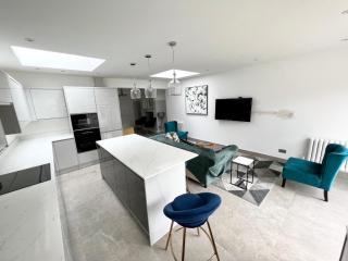 3 Cosy Homes Walking Distance to Mall with Parking Available to Book Separately 3 Bed House Or 1 Bed Apartment Or Studio - 0