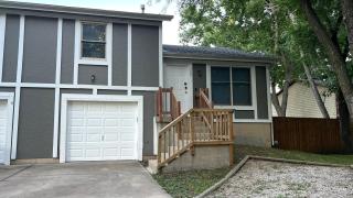 New Spacious Renovated Townhouse - - 3