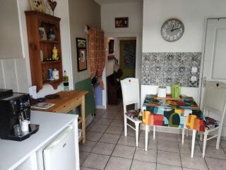 Cute 1-bed cottage with view across park. - 4