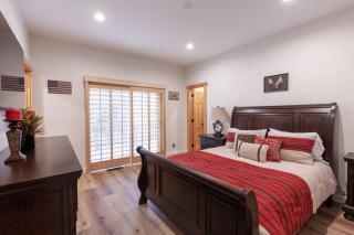 Hillside Hideaway - game rm - master spa - Luxury - 7