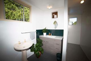 Surat Bay Lodge by the Sea/Backpackers Hostel - Owaka - 5