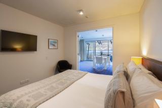 Absolute Lakefront Location - 3 bedroom apartment - Queenstown - 3
