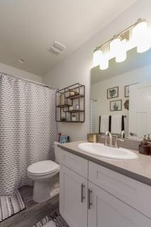 Modern Decor & Style KING bed Wifi with Garage - Spokane - 1