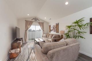 Modern Decor & Style KING bed Wifi with Garage - 6