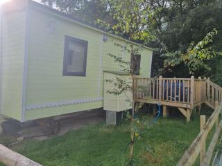 Glamping Hut - Sleeps 2 hot tub & parking - 1