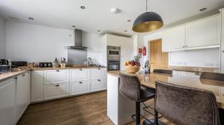 Stunning Barn Conversion with HOT TUB and ALPACAS - Ty Cerrig Barn - 3