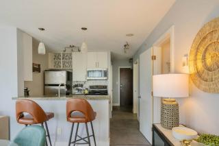 Downtown King Suite-Surround Views-Pool/Gym/Parkng - 4