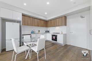 KozyGuru / Wentworthville / Kozy Style 2 Bed 2 Bath APT + Free Parking NWE031A - Wentworthville - 9