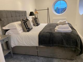 Apartment 10 Penthouse 2 bedrooms, sleeps x 4 - 5