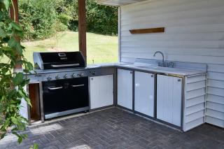 Fabulous Home W Outdoor Kitchen, Fire Pit And Back Yard! - Morristown - 4