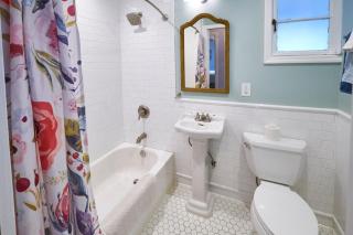 Fabulous Home W Outdoor Kitchen, Fire Pit And Back Yard! - Morristown - 1