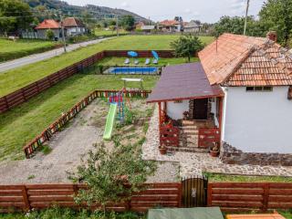 Transylvanian Retreat - Mountain View, BBQ & Pool - - 1