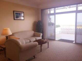 Xiamen International Seaside Hotel -Hotel corridor leads to the stone exhibition hall - Xiamen - 7