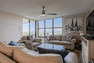 Oceanfront condo with beach access, patio, outdoor pools, tennis court, W/D, AC - 8