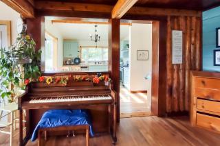 Family Home with Stunning River and Mountain View - Priest River - 4