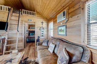 Rock of Ages Cabin at Amazing Grace Canyon - Luckenbach - 6
