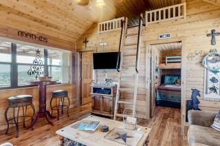 Rock of Ages Cabin at Amazing Grace Canyon - Luckenbach - 4