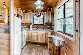Rock of Ages Cabin at Amazing Grace Canyon - Luckenbach - 3