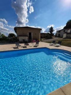 French Farmhouse Retreat with pool & superb views. - Blanzac - 0