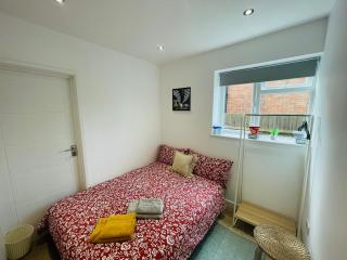 Rooms in a beautiful house with free on St parking - Hove - 9