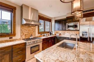Spacious 4 Bedroom Vacation Rental, In Convenient Location, Offering Scenic Views, Pool, Hot Tub, Ski Rental And Storage - 6