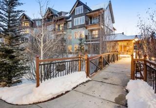 Spacious 4 Bedroom Vacation Rental, In Convenient Location, Offering Scenic Views, Pool, Hot Tub, Ski Rental And Storage, - Breckenridge - 4