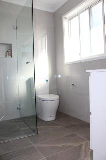 Tuggerah lakefront 4 bed 2 bath home with stunning views - 4