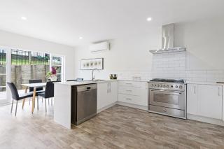 Sun-Soaked Holiday Home Close to Beach - Auckland - 6