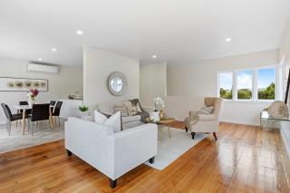 Sun-Soaked Holiday Home Close to Beach - Auckland - 0