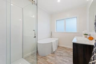 Sun-Soaked Holiday Home Close to Beach - Auckland - 4
