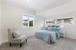 Sun-Soaked Holiday Home Close to Beach - Auckland - 3