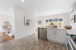 Sun-Soaked Holiday Home Close to Beach - Auckland - 7