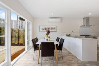 Sun-Soaked Holiday Home Close to Beach - Auckland - 9