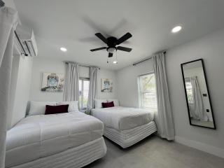 3 SEASONS AT THE CARRINGTON 3 SEPARATE 2 Bedroom 1 Bathroom Apartments AND a 3 Bedroom 2 Bathroom Villa - Miami - 5