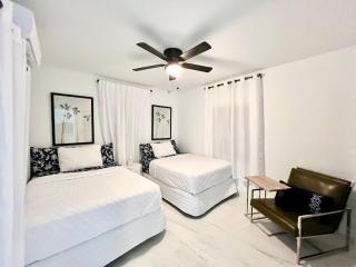 3 SEASONS AT THE CARRINGTON 3 SEPARATE 2 Bedroom 1 Bathroom Apartments AND a 3 Bedroom 2 Bathroom Villa - Miami - 4